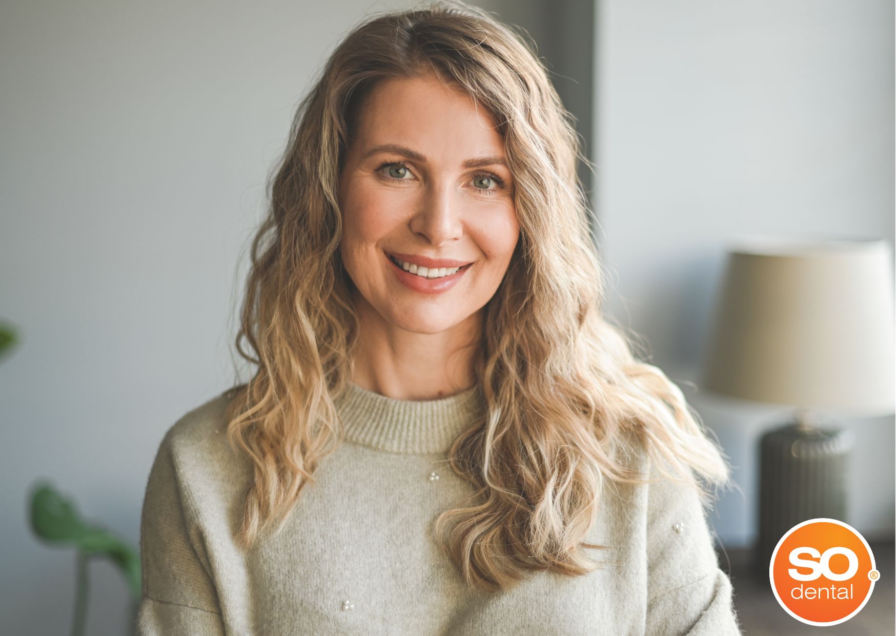 Waarnemend tandarts Mia. Vrouw van middelbare leeftijd met lang blond haar en een mooie glimlach.
